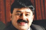 Indian philanthropist gives Rs 10 lakh, Sajeev Rajan, indian philanthropist gives rs 10 lakh to compatriot living on terrace in uae, Jobless indian